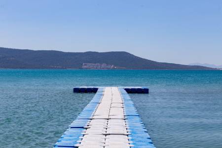 THE HOLIDAY RESORT HOTEL Pools & Beach